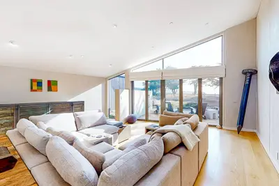 Image de Luxe architectural gem on the oceanfront bluffs with hot tub & gorgeous design