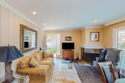 Image de Resort condo with hot tub, heated pool, tennis, gym, 2 patios, washer/dryer, Ac