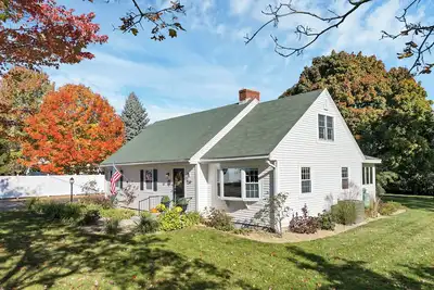 Image de Newly Remodeled Main Street Home, Close to Town, Lake, Abenaki Ski, Ev Charger!