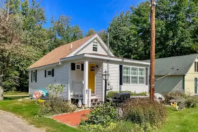 Image de Quintessential lakeside cottage with swimming, picnic tables, & mountain view
