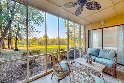 Image de Updated condos in a great location with sunroom & two kitchens - dog-friendly