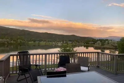 Image de Magical Blue Lake Home - 4400 Sf Pet Friendly