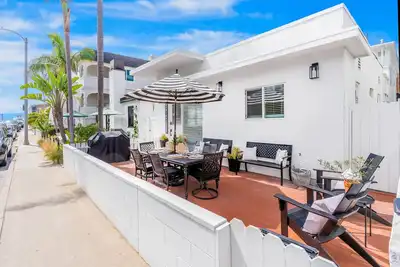 Image de Ground-floor beach cottage with a furnished patio, Ac, parking, & washer/dryer