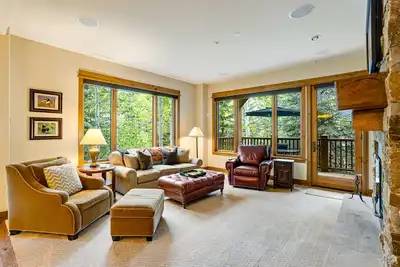 Image de Second-floor retreat near the slopes with fireplace, pool, & hot tub