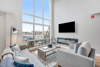 Image de Mtn-view downtown condo with balcony, fireplace, streaming, washer/dryer, Ac