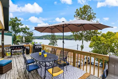 Image de Secluded lakefront home with dock, fire table, lake views, & streaming