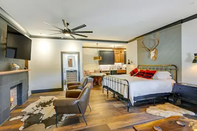 Modern Franklin Studio: Prime Downtown Location!