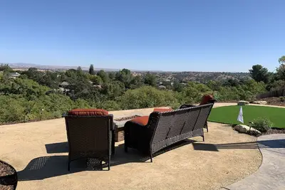 Image de Custom furnished home with hot tub and panoramic views. Close to downtown Paso!