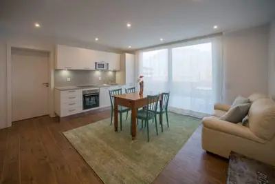 Image de Walnut apartment surrounded by greenery