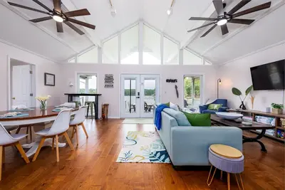 Image de Stylish 4 bed, 3 full bath Lakefront, Fenced Property & Over-the-Top Amenities