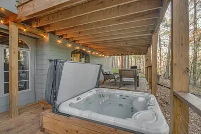 Image de Mississippi Retreat w\/ Hot Tub, Deck & Lake Views!