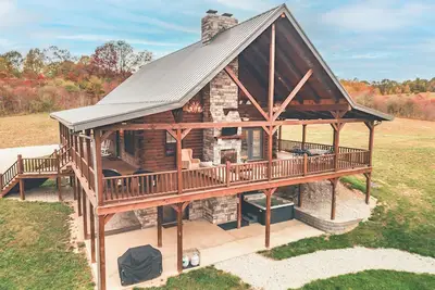 Image de Hot Tub, Pool Table, & so much more! Sleeps 16