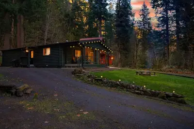 Image de Hot Tub, King Bed, Ev Charger 5 Mi to Mt Rainier