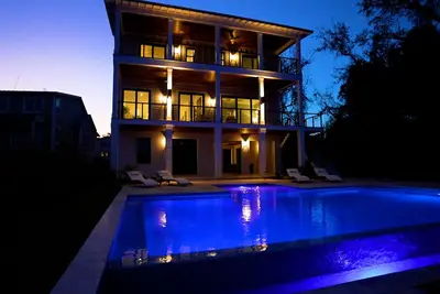 Image de Luxury marsh front apartment near the beach with exceptional pool.