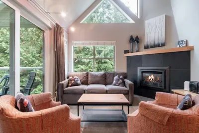 Image de Free Parking | Steps to Blackcomb | Shared Hot Tub