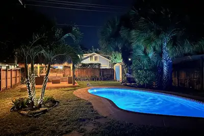 Image de The Peacock Bungalow - Newly Renovated, Heated Pool & Jacuzzi, 5 min to Beach