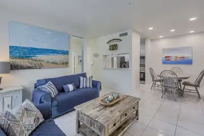 Image de Cozy ground floor near beach & downtown w/ parking & heated pool