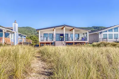 Image de Beautiful beachfront home with huge ocean view, beach access & large deck