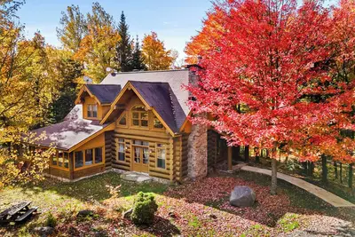 Image de Warm Chalet “Cozy Bear’s Den” near Saint-Sauveur in gated community resort!