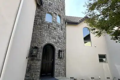 Image de Beautiful Chateau by the Kings River and only minutes away from the Sierras. \n
