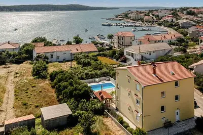 Bel appartement de 2 chambres à Rab