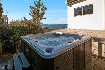 Image de Stunning Lake Views with spa pool