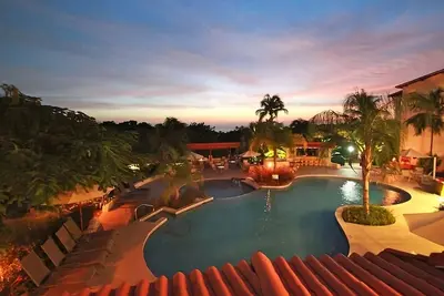 Image de Your Relaxing Getaway Awaits! Close to Mullins Beach! Outdoor Pools, Parking!