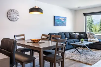 Image de Condo in Revelstoke - Private Hot Tub - Alpine Haven