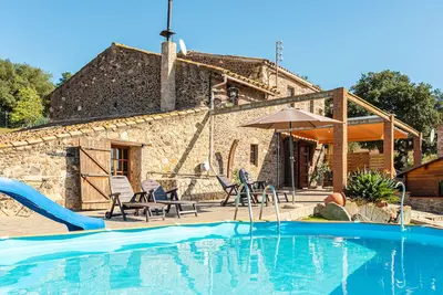 Villa 'Masia Can Vilar' avec vue sur les montagnes, piscine privée et Wi-Fi