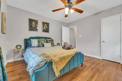 Image de Heart of Buckhead: Huge Fenced Backyard