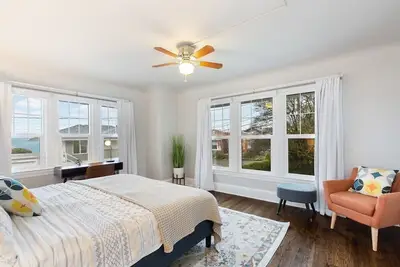 Image de Charming Retro Modern Steps from the Beach