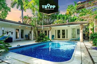 Image de Charming Waterfront Pool Home