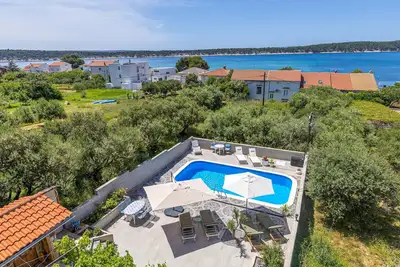 Bel appartement à Rab avec WiFi