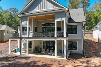 Image de Serene Lakeside Haven with boat dock