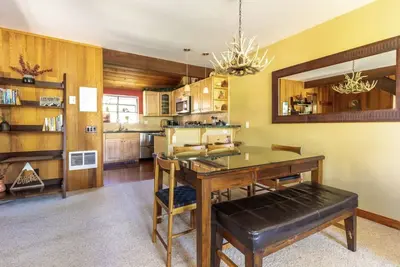 Image de Stay at this cabin in the woods bordering the golf course with views!