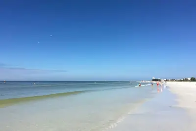 Image de Updated spacious 3 Bedroom with private beach access, pool, fishing dock & more.