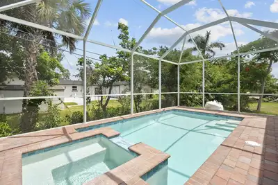 Image de Brand new house - 5 min to the beach w/ a private heated pool & hot tub