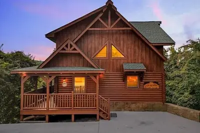 Image de *Charming 3 Br Cabin! Game Room +Hot Tub w/ Views*