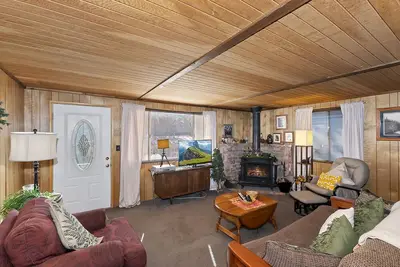 Pet-friendly cabin perfect for rest + recreation, with Bbq, deck and more