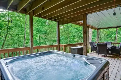 Image de Savor Crisp Fall Days @ Westaway! Spacious Home w/Private Outdoor Hot Tub!