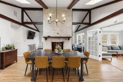 Image de Private wooded retreat, 5br\/3ba within walking distance of Geneva Lake.