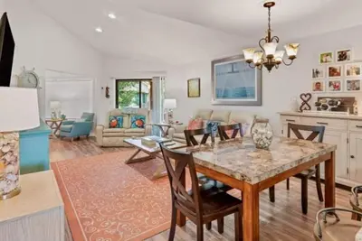 Image de Peaceful Tides - A Beautifully updated Harbour Oaks Condo close to everything!