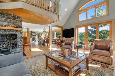 Image de Spacious home with sweeping vista views, game tables & hot tub - close to skiing