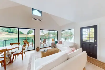 Image de Serene waterfront home with gorgeous deck & views of the cove/mountains