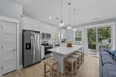 Cavalier Cottage Single Level Condo Mins to Beach