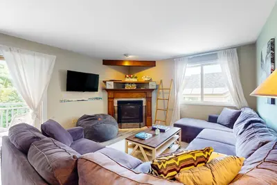 Image de Ski-in/ski-out third-floor condo with lift views, pools, fireplace, and balcony