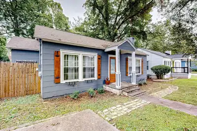 Image de Renovated downtown house w/ enclosed backyard, deck, fireplace, central Ac & W/D