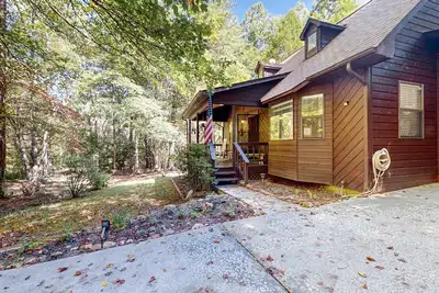 Image de Delightful creekside cabin w/ spacious deck, private hot tub, fire pit, & views
