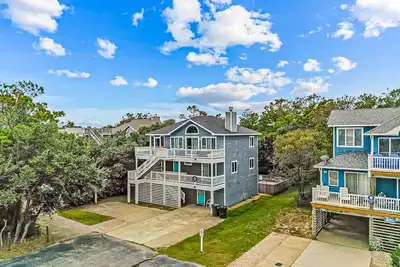 Image de Sprawling home with pool, hot tub, game room, dog-friendly