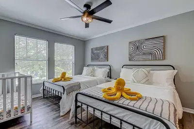 Image de Charming & modern townhome w\/ patio, Ac, & W\/D - close to beautiful waterfront